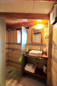 bagno con lavandino e doccia di Izambo Guest Houses a Monemvasía
