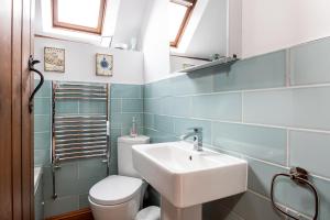 ein Badezimmer mit Waschbecken und Toilette in der Unterkunft Granary Cottage - Luxury Barn Conversion in Weston Subedge + 21 Fotos