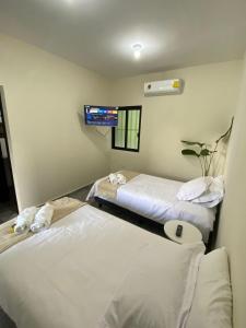 Hotel La Isla tesisinde bir odada yatak veya yataklar