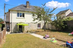 a house with a small yard with a toy at Appartement avec Terrasse in Blois