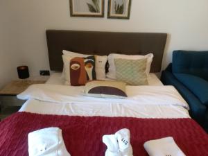 Una cama con dos pares de calcetines. en Okili apartman S11 Milmari resort Kopaonik, en Kopaonik 14 fotos más