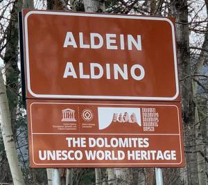 una señal que dice Albert Alina y las cúpulas del mundo universico en Chalet Ly's Nest, en Aldino