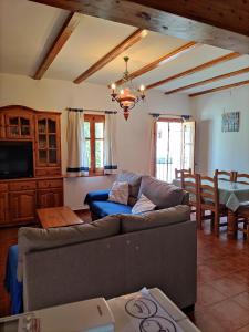 una sala de estar con un sofá y una mesa en La Rueda Apartamentos Rurales, en Chulilla