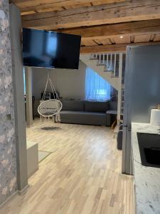 TV a/nebo společenská místnost v ubytování Sauna ja nelja magamistoaga Kasemäe puhketalu