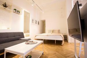 un soggiorno con un letto e un divano di Atomic 1 a Belgrado