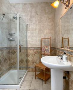 y baño con lavabo y ducha. en Spacious Villa with Exceptional Views in Malaga en Casarabonela