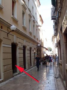 una flecha roja en el costado de una calle en Apartment Poluotok, en Zadar