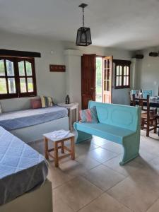 ein Wohnzimmer mit einem blauen Sofa und einem Tisch in der Unterkunft las brisas casas de campo un lugar para soñar in San Antonio de Arredondo