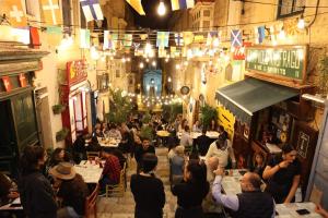 Eine Gruppe von Menschen sitzt an Tischen in einem Restaurant in der Unterkunft St. Mary in Qormi