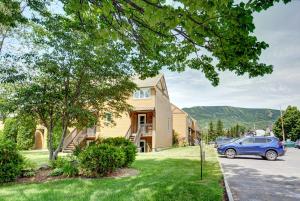 博普雷condo sainte-anne的车道上停放着一辆汽车的房子