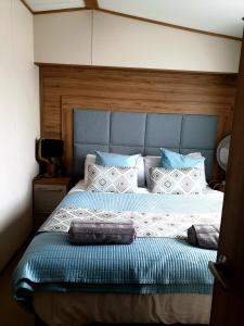 Ein Bett oder Betten in einem Zimmer der Unterkunft Luxury Tattersall Lakes Hot Tub Staycation 6 Berth Luxury Caravan