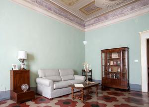 sala de estar con sofá y mesa en Almadelena Guest House, en Pisa