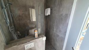 Ένα μπάνιο στο Ferienwohnung Wilhelmshöher Weg +9 φωτογραφίες