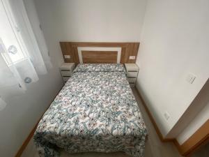 ein kleines Schlafzimmer mit einem Bett in einem Zimmer in der Unterkunft Vivienda San José in Teruel