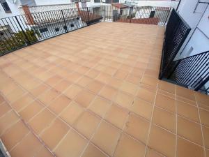 - Balcón con suelo de baldosa y valla en Vivienda San José, en Teruel