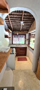 塞古羅港的住宿－Oca 1 Casa Beira Mar，客房内的厨房配有柜台和炉灶