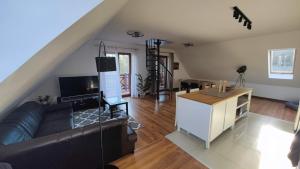 Telewizja i/lub zestaw kina domowego w obiekcie Apartament Urocza przy Wyciągu SKI Arena