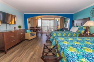 1 dormitorio con 2 camas y sala de estar en Caravelle 506, en Myrtle Beach