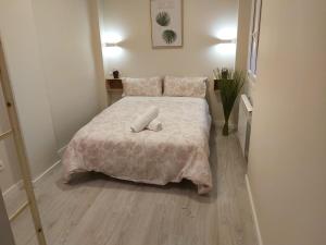 Posteľ alebo postele v izbe v ubytovaní EL RINCON DE LA MERCED junto Laurel Aire acondicionado By Apartamentos Logrono