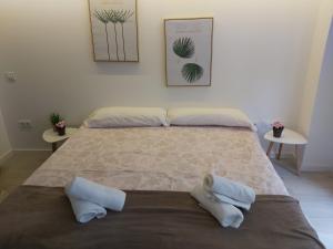 Posteľ alebo postele v izbe v ubytovaní EL RINCON DE LA MERCED junto Laurel Aire acondicionado By Apartamentos Logrono