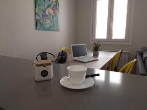 Príslušenstvo na prípravu kávy alebo čaju v ubytovaní EL RINCON DE LA MERCED junto Laurel Aire acondicionado By Apartamentos Logrono