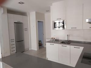 Kuchyňa alebo kuchynka v ubytovaní EL RINCON DE LA MERCED junto Laurel Aire acondicionado By Apartamentos Logrono