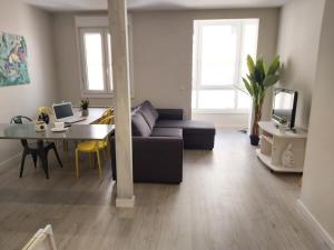 Televízia a/alebo spoločenská miestnosť v ubytovaní EL RINCON DE LA MERCED junto Laurel Aire acondicionado By Apartamentos Logrono