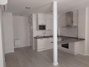 Kuchyňa alebo kuchynka v ubytovaní EL RINCON DE LA MERCED junto Laurel Aire acondicionado By Apartamentos Logrono