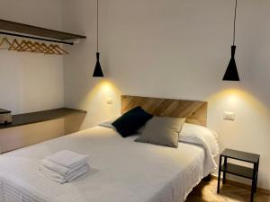 羅馬的住宿－CasaValentina，卧室配有白色的床和2条毛巾