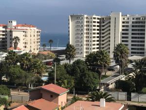 a view of a city with buildings and the ocean at Departamento Pacífico 2800-Reserva Mínima de 3 días in La Serena
