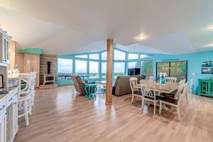 uma cozinha e sala de estar com mesa e cadeiras em Mermaid Cove em McKinleyville