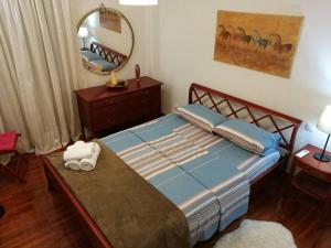 Posteľ alebo postele v izbe v ubytovaní Maria's Cozy apartment in Palaio Faliro