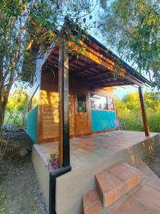 Casa pequeña con porche y terraza en India Cabaña en El Bolsón