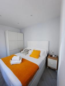 - une chambre avec un lit et des serviettes dans l'établissement Marbella Beach Paseo Marítimo, à Marbella