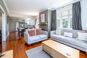 una sala de estar con un sofá y una mesa en Brooklands Cottage The Award Winning Villa, en Martinborough