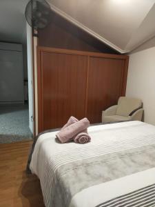 A bed or beds in a room at Ático tipo Loft centro de Mugardos