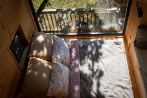 Balcone o terrazza di ENJOY COZY Tree House Hills Forest Gardens Beautiful Views Sauna Hotbath