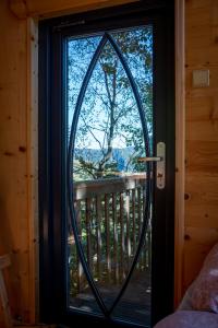 Balcone o terrazza di ENJOY COZY Tree House Hills Forest Gardens Beautiful Views Sauna Hotbath
