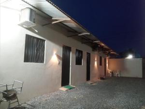 ein weißes Gebäude mit einer Terrasse in der Nacht in der Unterkunft Casa de dois quartos in Carolina