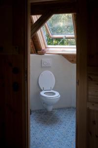 ENJOY Cozy HOME Hills & Forest & Views & Gardens & Sauna Whirlpool Bath tesisinde bir banyo