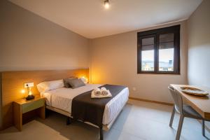 Łóżko lub łóżka w pokoju w obiekcie APARTAMENTOS LAS OLAS BY PANTIN