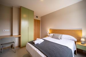 Łóżko lub łóżka w pokoju w obiekcie APARTAMENTOS LAS OLAS BY PANTIN