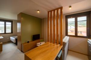 Telewizja i/lub zestaw kina domowego w obiekcie APARTAMENTOS LAS OLAS BY PANTIN