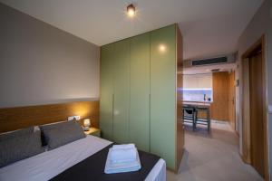 Łóżko lub łóżka w pokoju w obiekcie APARTAMENTOS LAS OLAS BY PANTIN
