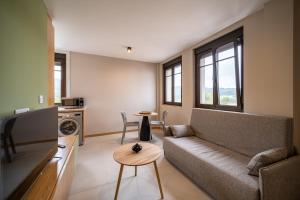 salon z kanapą i stołem w obiekcie APARTAMENTOS LAS OLAS BY PANTIN w mieście Valdoviño