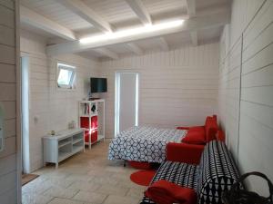 1 dormitorio con 1 cama y 1 sofá en una habitación en Casa Vacanze Irmino Garden, en Ragusa