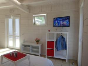 1 dormitorio con 1 cama y TV en la pared en Casa Vacanze Irmino Garden, en Ragusa