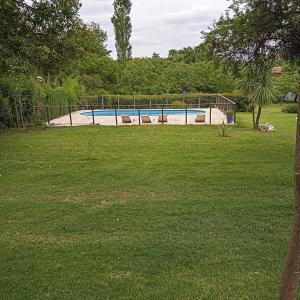 een zwembad in het midden van een tuin bij al pie del morro in Merlo