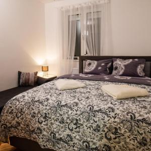 1 dormitorio con 1 cama con 2 almohadas en Godimento Vrnjačka Banja, en Vrnjačka Banja