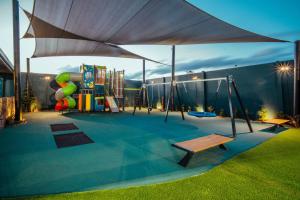 un parque infantil con tobogán y columpios en Barrack Point Holidays, en Barrack Point